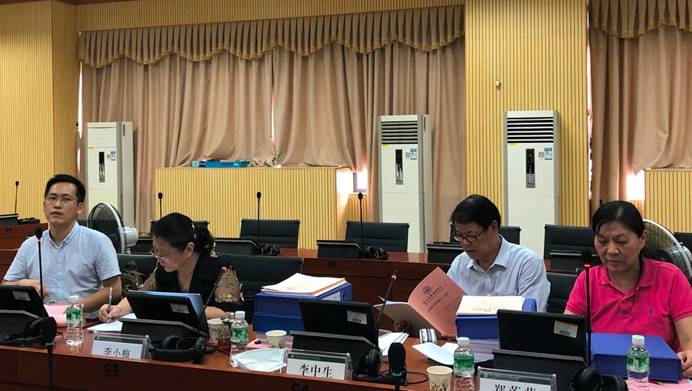 说明: 一群人坐在电脑前描述已自动生成